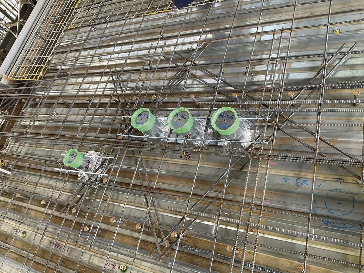 配筋とスリーブが設置された建築現場